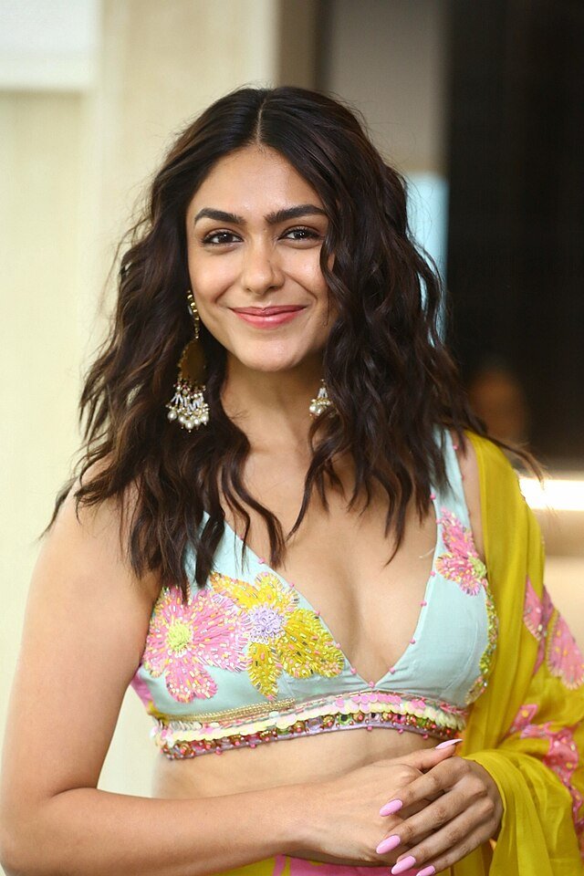 Mrunal_Thakur_at_Sita_Ramam_trailer_launch_1